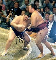 No. 2 Kotomitsuki keeps lead in autumn sumo tourney